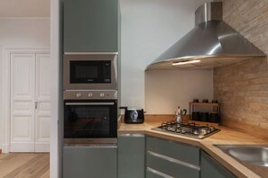 Frigorífico, microondas, horno y placa de cocina