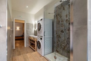 Shower, hair dryer, bidet, towels