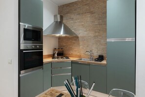 Réfrigérateur, four à micro-ondes, un four, surface de cuisson