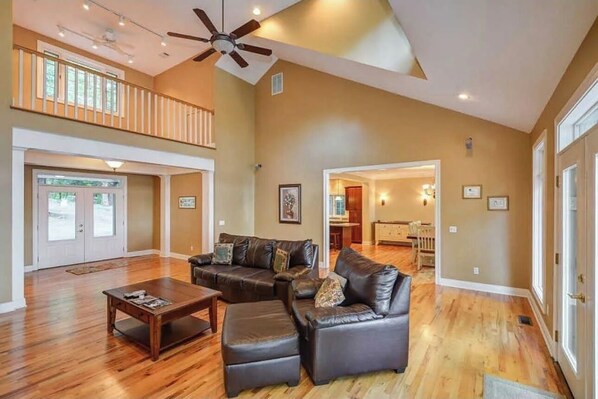 Smart TV, fireplace, DVD player, ping pong