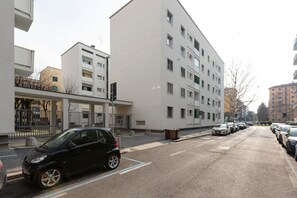 Exterior - GuestHost - M4 Argonne Design Apartment with Balconies (Milano)