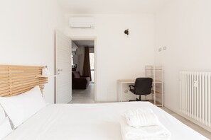 1 slaapkamer, een strijkplank/strijkijzer, wifi, beddengoed