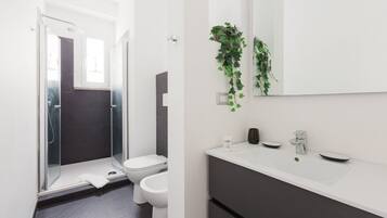 Dusche, Haartrockner, Bidet, HandtĂŒcher