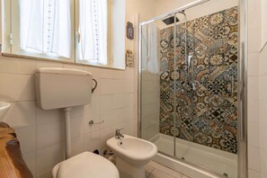 Dusche, Haartrockner, Bidet