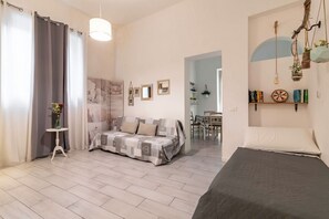 1 habitación, tabla de planchar con plancha, cuna de viaje y wifi 