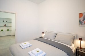 3 عدّة غرف نوم ومكواة/لوح كي وواي فاي وملاءات أسرّة