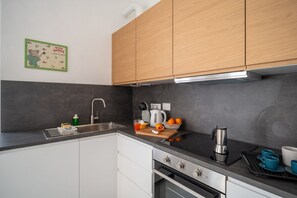 Réfrigérateur, four, plaque de cuisson, cafetière/bouilloire