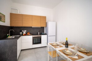 Geladeira, fogão, cooktop, cafeteira/chaleira