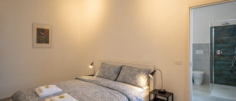 3 habitaciones, tabla de planchar con plancha, wifi y ropa de cama