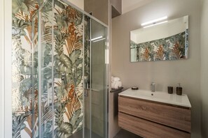 Shower, hair dryer, bidet, towels