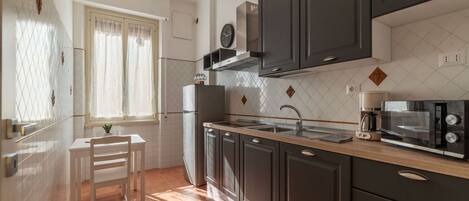 Een koelkast, een microgolfoven, een oven, een kookplaat