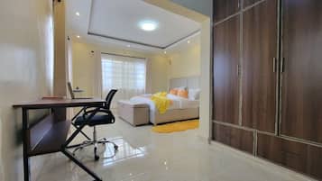 3 bedrooms, iron/ironing board, WiFi, bed sheets
