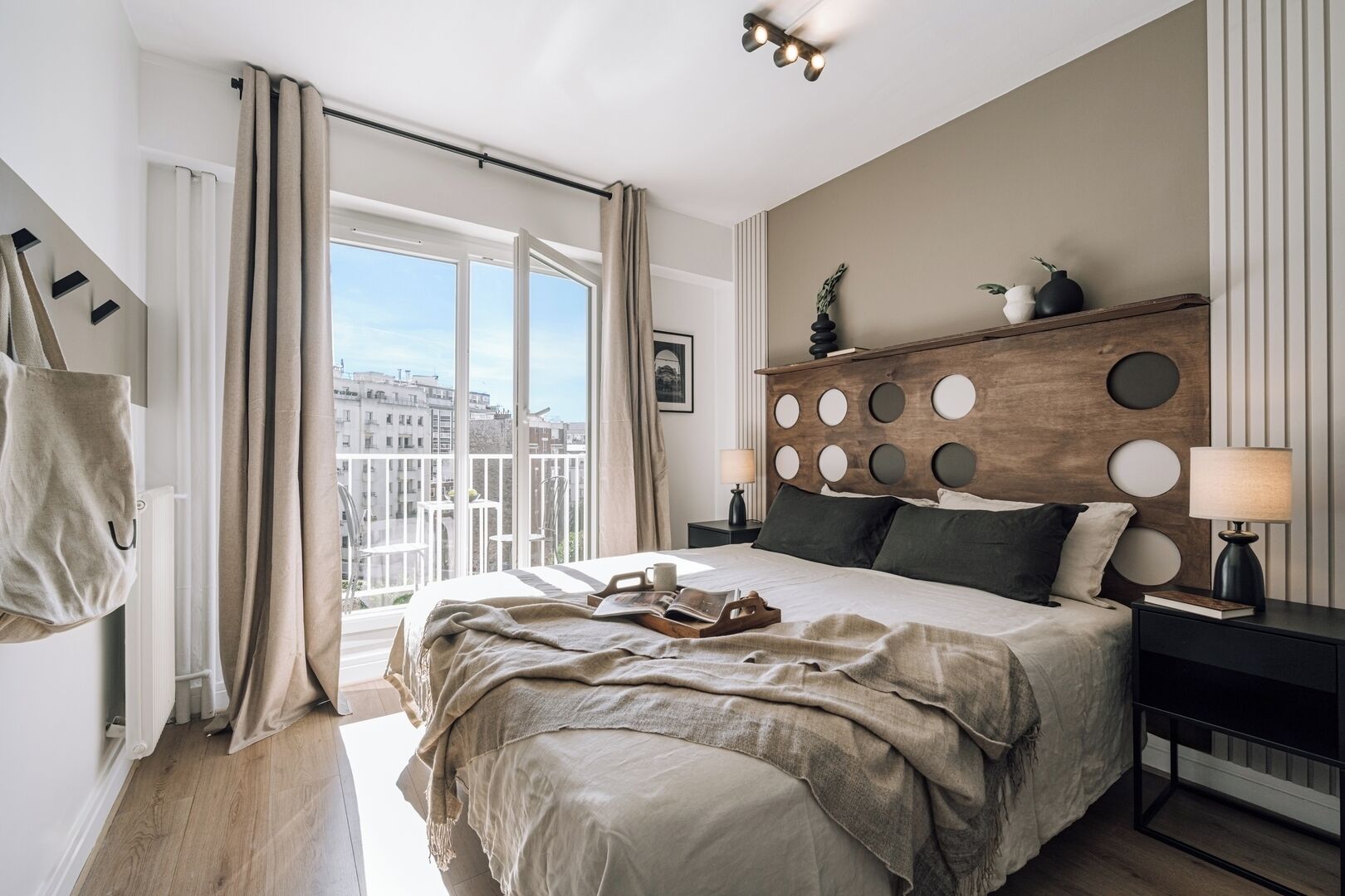 Tabla de planchar con plancha, wifi y ropa de cama 