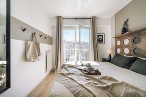 Iron/ironing board, WiFi, bed sheets