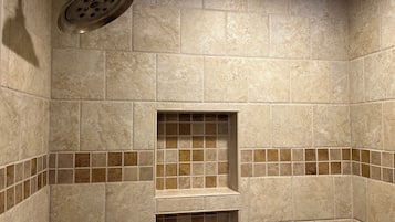 Douche, sèche-cheveux, serviettes fournies, savon
