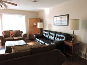 Smart TV, fireplace - Lovely home - big enough for everyone, cozy enough for two! (Lubbock)