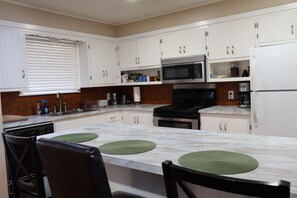 雪櫃、微波爐、焗爐、爐具