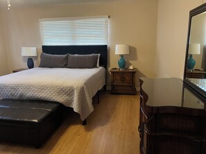 3 habitaciones, tabla de planchar con plancha y cuna de viaje 