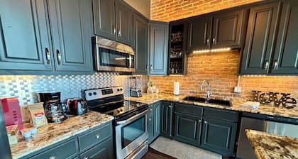 Loft in the Heart of Downtown - 500 Mbps WiFi - 4 car parking - EV charge - Boat
