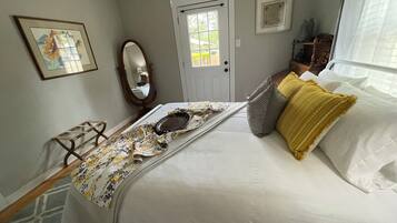 3 bedrooms, desk, iron/ironing board, travel crib