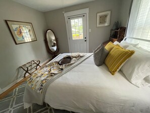 3 bedrooms, desk, iron/ironing board, travel crib