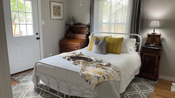 3 bedrooms, desk, iron/ironing board, travel crib