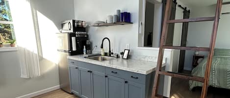 Refrigerador, microondas, cafetera y tetera y tostadora