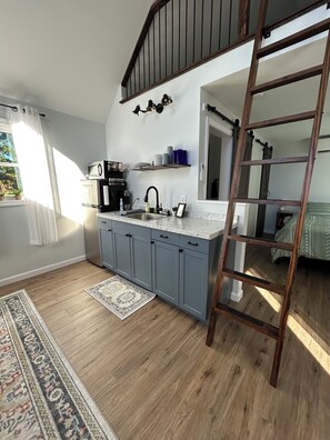 Réfrigérateur, micro-ondes, cafetière/bouilloire, grille-pain