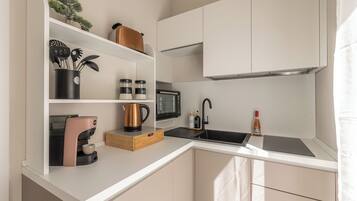 Fridge, oven, stovetop, coffee/tea maker