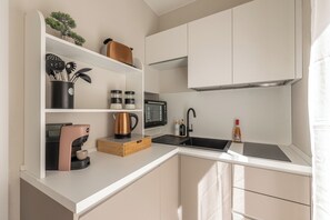 Refrigerador, horno, parrilla de estufa y cafetera y tetera 