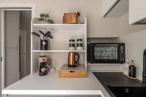 Fridge, oven, stovetop, coffee/tea maker