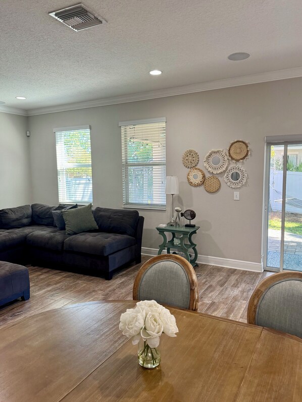 Smart TV, books, stereo