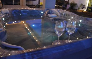 Bañera de hidromasaje al aire libre