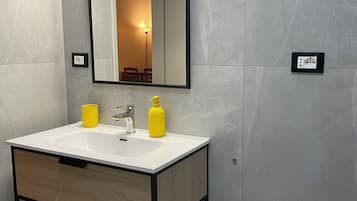 Asciugacapelli, asciugamani, sapone, carta igienica