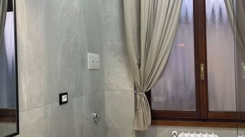 SĂšche-cheveux, serviettes fournies, savon, papier toilette