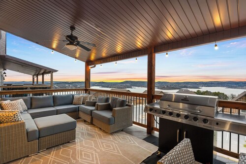 9BR Family Getaway Game Room, Theater & Big Decks