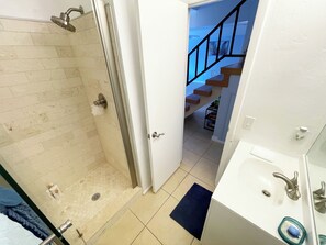 Dusche, Haartrockner, Handtücher, Seife