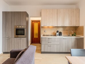 Fridge, oven, dishwasher, cookware/dishes/utensils