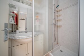 Shower, hair dryer - Apartment in Allos with Stunning Mountain Views (Allos)