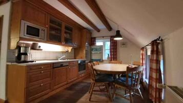 Kühlschrank, Ofen, Herdplatte, Hochstuhl