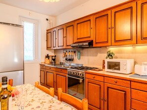 Kühlschrank, Mikrowelle, Kochgeschirr/Geschirr/Besteck