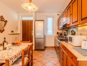 ثلاجة، ميكروويف، مستلزمات طهي/أطباق/أوعية