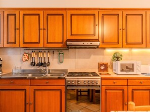 Kühlschrank, Mikrowelle, Kochgeschirr/Geschirr/Besteck