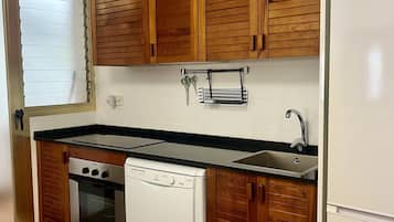 Een koelkast, een magnetron, een oven, een vaatwasser