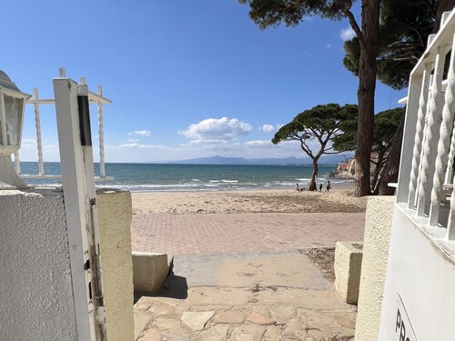 Amazing ground floor apartment with direct access to the beach!