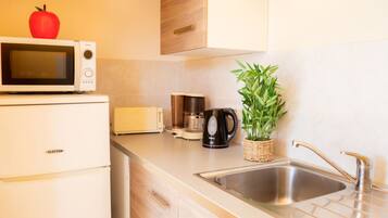 Réfrigérateur, micro-ondes, four