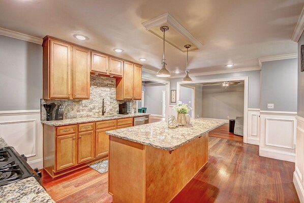 Private kitchen - Spacious 6-bedroom pool estate in charming Douglasville with WiFi, AC (Douglasville)