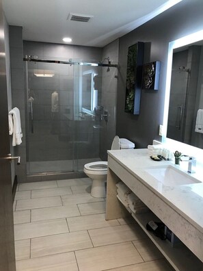 Dusche, Handtücher, Seife, Toilettenpapier