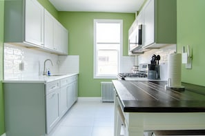Frigorifero, microonde, forno, piano cottura