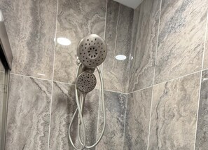 Regadera, secadora de cabello, toallas, jabón 